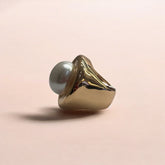 ANEL GRANDE FOLHEADO A OURO PÉROLA SHELL